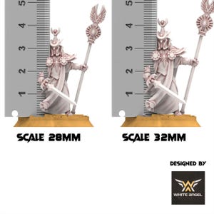 Op de afbeelding: Twee witte miniatuurbeeldjes van een gekleed personage met een zwaard en staf, met een kroon. De beeldjes staan op een gouden voet, met een liniaal die de afmetingen in cm aangeeft. De tekst "SCALE 28MM" en "SCALE 32MM" zijn zichtbaar.