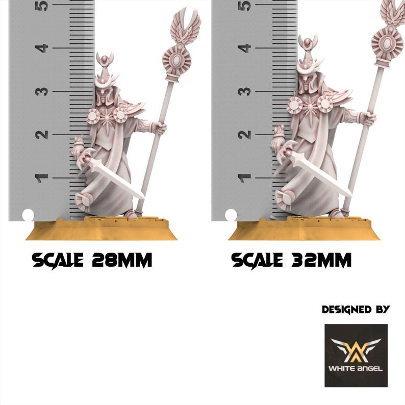 Op de afbeelding: Twee witte miniatuurbeeldjes van een gekleed personage met een zwaard en staf, met een kroon. De beeldjes staan op een gouden voet, met een liniaal die de afmetingen in cm aangeeft. De tekst "SCALE 28MM" en "SCALE 32MM" zijn zichtbaar.