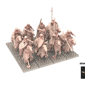 Puede incluir: Figuras en miniatura que representan caballeros esqueléticos montados a caballo. Las figuras son de color beige claro y están dispuestas sobre una base de adoquines. Incluye el texto "DESIGNED BY highlands miniatures".