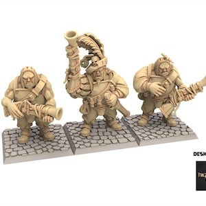 Puede incluir: Tres figuras en miniatura beige de personajes de fantasía, cada una sosteniendo un instrumento en forma de cuerno. Las figuras están sobre bases individuales de adoquines. La imagen incluye el texto "DESIGNED BY" y el logotipo de Highlands Miniatures.