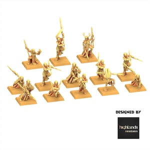 Könnte beinhalten: Eine Sammlung von zwölf unbemalten beigen Miniaturfiguren, die humanoide Krieger in verschiedenen dynamischen Posen darstellen, jede auf einem quadratischen Sockel. Einige Figuren halten Speere oder Stäbe, eine trägt einen gehörnten Kopfschmuck. Text: DESIGNED BY highlands miniatures.