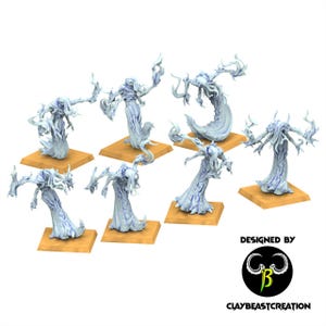 Puede incluir: Siete miniaturas de fantasía azul claro sobre bases cuadradas de color canela. Las figuras tienen formas fluidas y etéreas con los brazos extendidos y rasgos faciales detallados. La imagen incluye un logotipo que dice "DESIGNED BY" y "CLAYBEASTCREATION".