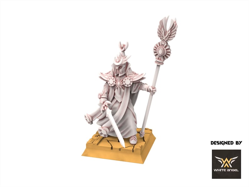 Op de afbeelding: Lichtgekleurd beeldje van een geklede figuur met een zwaard en staf. De figuur staat op een vierkante basis met een gebarsten patroon. De staf heeft een decoratieve top met vleugels. De woorden "DESIGNED BY" en een logo zijn zichtbaar.