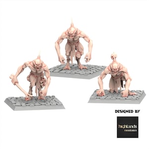 Könnte beinhalten: Drei blasse, humanoide Miniaturfiguren mit scharfen Gesichtszügen und bedrohlichen Ausdrücken. Jede Figur steht auf einer grauen, kopfsteinpflasterartigen Basis. Eine Figur hält eine Knochenkeule. Für Tabletop-Spiele oder Sammler entworfen.