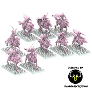 Può includere: Una collezione di dieci miniature di cavalieri a cavallo, ciascuna montata su una base di ciottoli. Le figure sono di colore rosa pallido e sembrano a tema fantasy, con cavalieri che brandiscono lance e indossano mantelli. Progettato da Claybeastcreation.