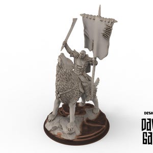 Puede incluir: Figura gris de un guerrero montado en un lobo, sosteniendo una bandera y un arma. El lobo aúlla y el guerrero está vestido con armadura. La base es de color marrón oscuro. El texto "DESIGNED BY DAVALE GAMES" es visible.
