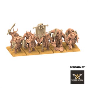 Puede incluir: Un grupo de miniaturas de fantasía, con criaturas con cuernos con armas y armaduras. Las figuras están posadas sobre bases individuales, con una pancarta y un instrumento musical. La imagen incluye el texto "DESIGNED BY" y un logotipo.