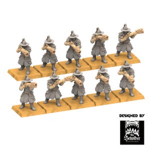 Puede incluir: Un conjunto de figuras en miniatura, cada una representando una figura con uniforme y sombrero grises, sosteniendo un arma detallada de color marrón claro. Las figuras están dispuestas sobre bases rectangulares marrones. Diseñado por The Beholder Miniatures.
