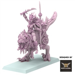 Könnte beinhalten: Eine hellviolette Miniaturfigur eines Kriegers auf einer reptilienartigen Kreatur. Der Krieger hält eine geschwungene Klinge und einen langen Speer. Die Kreatur hat ein offenes Maul mit sichtbaren Zähnen und einen stacheligen Schwanz. Der Text "DESIGNED BY WHITE ANGEL" ist zu sehen.