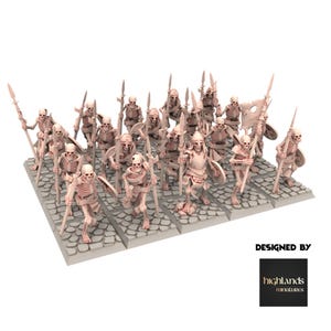 Puede incluir: Un grupo de miniaturas de esqueletos beige, cada uno con lanzas y escudos, sobre una base de adoquines grises. Las figuras están en posición de combate. La imagen incluye un logotipo que dice "Designed by highlands miniatures".