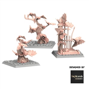 Puede incluir: Se muestran tres esculturas en miniatura de murciélagos en vuelo, posados en árboles y una puerta. Las esculturas son de color rosa claro y descansan sobre bases grises, parecidas a adoquines. Las esculturas están diseñadas por highlands miniatures.