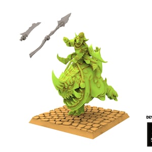 Könnte beinhalten: Eine hellgrüne Miniaturfigur eines Goblins, der auf einem monströsen Tier reitet, mit einem Speer und einer Klinge. Die Figur steht auf einer quadratischen, beigefarbenen Basis. Die Worte "DESIGNED BY" und ein Logo befinden sich in der unteren rechten Ecke.