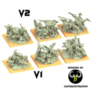 Op de afbeelding: Zes lichtgroene miniatuur dinosaurusbeeldjes op vierkante voetstukken, met gestructureerd rotsachtig terrein en meerdere kleine reptielachtige wezens. De afbeelding bevat de tekst V2, V1 en DESIGNED BY CLAYBEASTCREATION met een cirkelvormig logo.