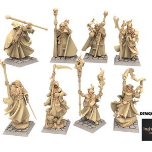 Könnte beinhalten: Eine Sammlung von acht beigefarbenen Miniatur-Fantasy-Figuren, jede auf einem quadratischen Sockel stehend. Die Figuren stellen Zauberer und Hexenmeister in verschiedenen Posen dar, die Stäbe, Sicheln und Schriftrollen halten. Die Worte "DESIGNED BY" und "highlands miniatures" sind sichtbar.