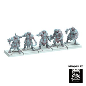 Può includere: Cinque miniature non dipinte di guerrieri non morti con spade e scudi. Le miniature sono in posizione di combattimento e sono realizzate in plastica blu chiaro. Le miniature sono progettate da The Beholder Miniatures.