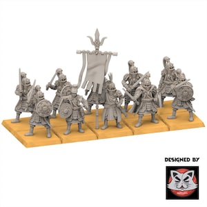 Puede incluir: Un conjunto de figuras en miniatura que representan guerreros con armadura, algunos con espadas y escudos, otros con estandartes. Las figuras son de color neutro, de pie sobre bases individuales. La imagen incluye el texto "DESIGNED BY" y un logotipo.