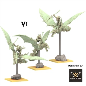Peut inclure: Trois figurines miniatures fantastiques de cavaliers sur des créatures ailées. Les figurines sont vert clair et montées sur des socles carrés. Le texte "V1" est dans le coin supérieur gauche. Le logo White Angel est en bas à droite.