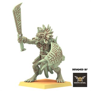 Peut inclure: Figurine vert clair d'un guerrier reptilien tenant une grande épée et un bouclier avec des motifs géométriques complexes. Le guerrier porte une coiffe et une armure. La figurine est sur une base jaune. Les mots "DESIGNED BY" et un logo sont en bas à droite.