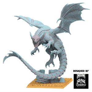 以下が含まれることがあります： 赤色のアクセントが付いた、詳細なライトブルーのドラゴンのミニチュア。飛行中のポーズ。ドラゴンは大きな翼、開いた口、長く湾曲した尾を持っています。テクスチャ加工されたタン色のベースにあります。The Beholder Miniaturesのデザインです。