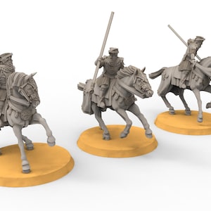 Peut inclure: Trois figurines miniatures grises de chevaliers montés avec des lances. Chaque chevalier est sur un cheval, posé comme s'il chargeait. Les figurines sont sur des socles ronds et beiges. Les chevaliers portent des casques et des armures, et les chevaux ont des harnachements détaillés.