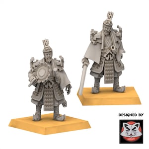 Puede incluir: Dos figuras en miniatura grises de un guerrero con vestimenta tradicional, una con una espada y la otra con un escudo. Las figuras están sobre bases cuadradas amarillas. La imagen incluye un logotipo que dice "DESIGNED BY".