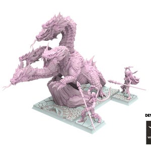 Peut inclure: Un ensemble de figurines rose clair représentant un dragon à trois têtes avec des écailles et des cornes, sur un socle en pierre fissurée. Deux guerriers armés de lances se tiennent sur des socles en pierre. Texte : DESIGNED BY WHITE ANGEL.