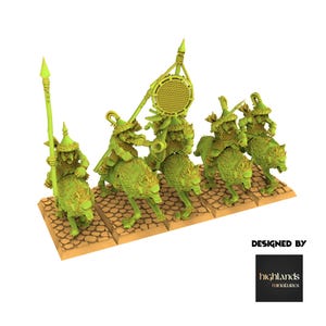 Könnte beinhalten: Eine Gruppe von Miniaturfiguren, wahrscheinlich für Tabletop-Spiele, die goblinartige Charaktere darstellen, die auf wildschweinartigen Kreaturen reiten. Die Figuren sind hellgrün und auf einer beigefarbenen Basis montiert. Eine Figur hält einen Speer, eine andere trägt ein großes kreisförmiges Emblem.