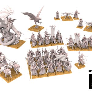 Könnte beinhalten: Eine Sammlung unbemalter Miniaturfiguren, darunter ein Drache mit Reiter, ein Adler, Soldaten und ein von Kreaturen gezogener Streitwagen. Die Miniaturen stehen auf quadratischen Sockeln, mit dem Text "DESIGNED BY The Beholder Miniatures."