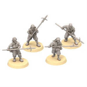 Może przedstawiać: Cztery niepomalowane szare miniaturowe figurki stojące na okrągłych beżowych podstawkach. Każda figurka ma na sobie luźne ubranie i trzyma długą broń drzewcową z ostrym metalowym grotem. Figurki przedstawiono w różnych pozach akcji, trzymając broń poziomo lub pionowo.