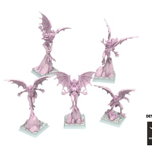 Könnte beinhalten: Fünf hellviolette Fantasy-Figuren von geflügelten Kreaturen. Jede Figur ist anders posiert, einige stehen auf Felsformationen. Die Figuren haben fledermausartige Flügel und stehen auf quadratischen Sockeln. Der Text "DESIGNED BY WHITE ANGEL" befindet sich unten rechts.