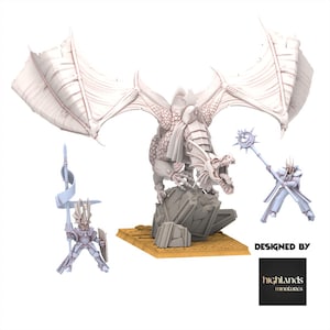 Puede incluir: Un conjunto de miniaturas de fantasía blancas con un dragón posado sobre una roca, con dos figuras que sostienen una lanza y un bastón. El dragón tiene grandes alas y la boca abierta. El conjunto está sobre una base marrón.