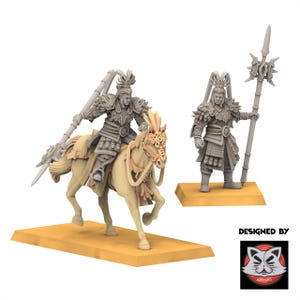 Può includere: Figura in miniatura dettagliata di un guerriero a cavallo, accanto a una figura di guerriero in piedi. Entrambi sono vestiti con armature ed elmi ornati, che tengono lance. Le figure sono grigio chiaro e montate su basi beige. L'immagine include un logo che dice "DESIGNED BY".