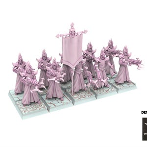 Könnte beinhalten: Eine Gruppe von Miniaturen in hellem Lila, jede mit einer Waffe. Sie stehen auf einer hellblauen Basis mit einem Muster. Ein Banner mit einem Totenkopf befindet sich in der Mitte. Der Text "DESIGNED BY" und ein Logo befinden sich unten rechts.