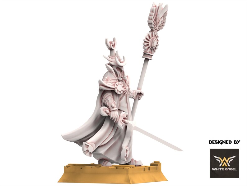 Op de afbeelding: 3D-geprinte figuur van een gekleed figuur met een staf en zwaard. De figuur draagt een hoed en cape, met gedetailleerde kleding en accessoires. De basis is lichtbruin. De tekst "DESIGNED BY" en een logo zijn zichtbaar.