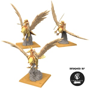 Puede incluir: Tres figuras de fantasía en miniatura de un guerrero montado en un gran pájaro con las alas extendidas. Las figuras son de color beige y dorado, montadas sobre una base de roca gris sobre una plataforma cuadrada de color marrón claro. Diseñado por Fantasy Cult.