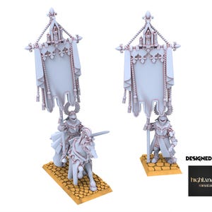 Può includere: Due miniature di cavalieri, uno a cavallo e l'altro in piedi. Entrambe le figure reggono stendardi con disegni ornati. Le figure sono grigio chiaro e poggiano su una base gialla. L'immagine include il testo "DESIGNED BY" e il logo "highlands miniatures".