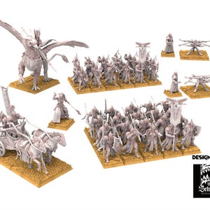 Könnte beinhalten: Eine Sammlung unbemalter Fantasy-Miniaturfiguren, darunter ein Greif mit Reiter, ein von Pferden gezogener Streitwagen und verschiedene Infanterieeinheiten. Die Figuren stehen auf beigefarbenen Sockeln, mit dem Text "DESIGNED BY" und einem Logo.