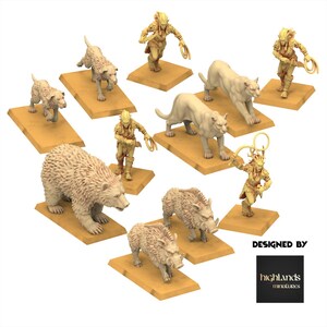 Könnte beinhalten: Eine Sammlung unbemalter beigefarbener Tabletop-Spielfiguren aus Harz, bestehend aus drei humanoiden Figuren mit Peitschen, zwei Hunden, zwei Großkatzen, zwei Wildschweinen und einem Bären, jeweils auf einem rechteckigen Sockel. Der Text "DESIGNED BY highlands miniatures" ist sichtbar.