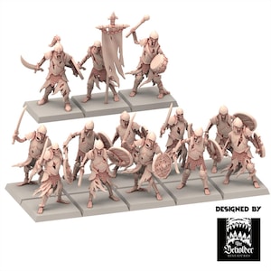 Puede incluir: Un conjunto de figuras de fantasía en miniatura, que representan guerreros esqueléticos con armaduras rasgadas. Algunas figuras sostienen espadas, escudos y estandartes. Las figuras están sobre bases cuadradas individuales, con "DESIGNED BY" y un logotipo en la esquina inferior derecha.