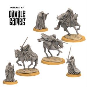 Könnte beinhalten: Eine Sammlung von sechs grauen Miniaturfiguren von Davale Games, die vermummte Gestalten in zerlumpten Gewändern darstellen, teils stehend, teils auf Pferden reitend, jeweils mit einem Schwert auf einem runden beigen Sockel.