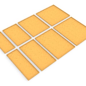 Op de afbeelding: Een bovenaanzicht van negen rechthoekige, goudkleurige trays met een getextureerd oppervlak. De trays zijn gerangschikt in een rasterpatroon, met verschillende afmetingen. De trays hebben een dunne, gouden rand en staan tegen een witte achtergrond.