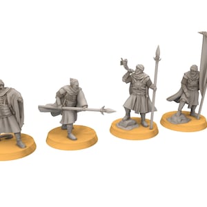Könnte beinhalten: Vier graue Miniaturfiguren von Kriegern, jeweils auf einer kleinen, runden, beigefarbenen Basis stehend. Die Figuren tragen Tuniken, Umhänge und Kopfbedeckungen. Eine Figur hält eine Peitsche, eine andere einen Speer, eine dritte ein Horn und die letzte eine Fahne.