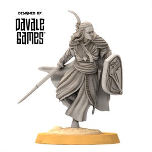 Puede incluir: Figura gris detallada de un guerrero elfo, sosteniendo una espada y un escudo. La figura está en una pose dinámica, con armadura y una capa fluida. La base es de color amarillo claro, con el texto "DESIGNED BY DAVALE GAMES".