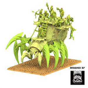 以下が含まれることがあります： クモのような生き物が、小さなフィギュアを乗せたプラットフォームを運んでいる、明るい緑色のファンタジーミニチュア。その生き物は、大きな爪のある脚と詳細な体を持っています。プラットフォームは複雑な彫刻で飾られています。