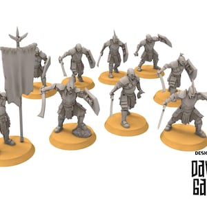 Peut inclure: Un ensemble de figurines miniatures grises de guerriers, chacune posée sur une base circulaire. Certaines figurines tiennent des épées et des boucliers, tandis qu'une porte une bannière. Les figurines sont conçues avec des armures et des casques. Le texte "DESIGNED BY DAVALE GAMES" est visible.