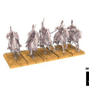 以下が含まれることがあります： 白い馬に乗った鎧姿の騎士のミニチュアフィギュア。騎士は剣と槍で武装しており、ベージュ色の台座に取り付けられています。画像には「DESIGNED BY」の文字と「The Beholder Miniatures」のロゴが含まれています。