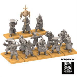 Puede incluir: Un conjunto de figuras en miniatura que representan un ejército histórico. Las figuras están en varias poses, algunas sosteniendo arcos y flechas, otras espadas y estandartes. Las miniaturas son grises y están sobre plataformas de color beige.