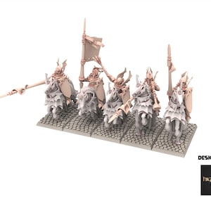 Könnte beinhalten: Miniaturfiguren von berittenen Kriegern in Rüstung, die jeweils ein Pferd reiten. Die Figuren sind hell gefärbt und tragen Schilde, Speere und Banner. Die Basis ist ein Kopfsteinpflastermuster. Der Text "DESIGNED BY highlands miniatures" befindet sich unten rechts.