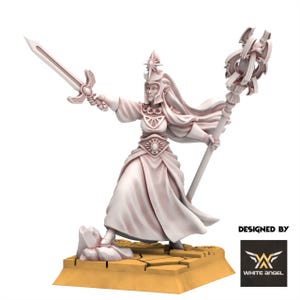 Puede incluir: Figura de fantasía rosa claro de una guerrera sosteniendo una espada y un bastón. La figura lleva un vestido largo, casco y armadura. La base es de color beige con una textura agrietada. Las palabras "DESIGNED BY" y un logotipo son visibles.