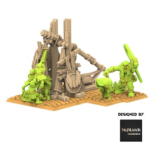 Könnte beinhalten: Miniaturmodell einer hölzernen Katapult mit hellgrünen Figuren. Das Katapult ist beige und detailliert. Eine Figur mit einem Schwert steht daneben. Die Basis ist beige. Die Worte "DESIGNED BY" und das Logo "highlands miniatures" sind sichtbar.